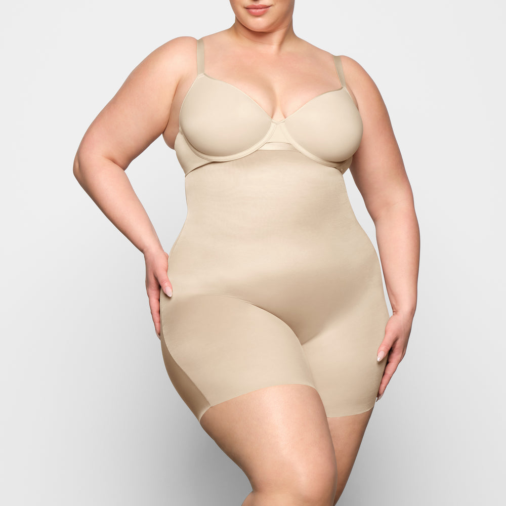 Skims BARELY THERE MID THIGH Korte Broek Bruin | RPB-230475