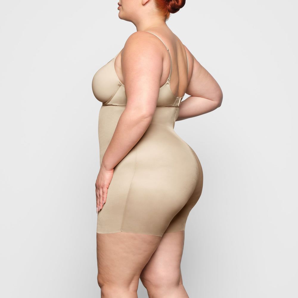Skims BARELY THERE MID THIGH Korte Broek Bruin | RPB-230475