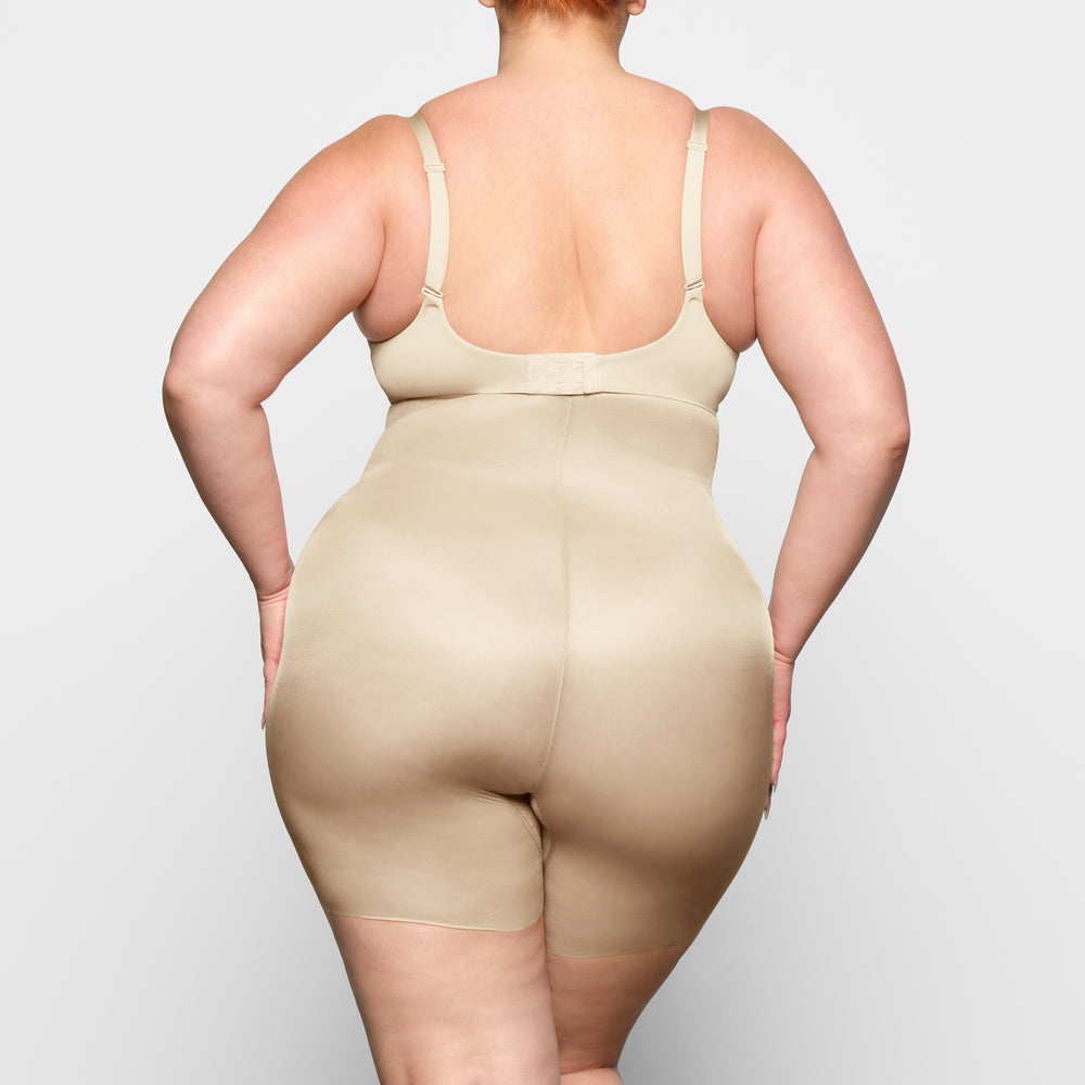 Skims BARELY THERE MID THIGH Korte Broek Bruin | RPB-230475