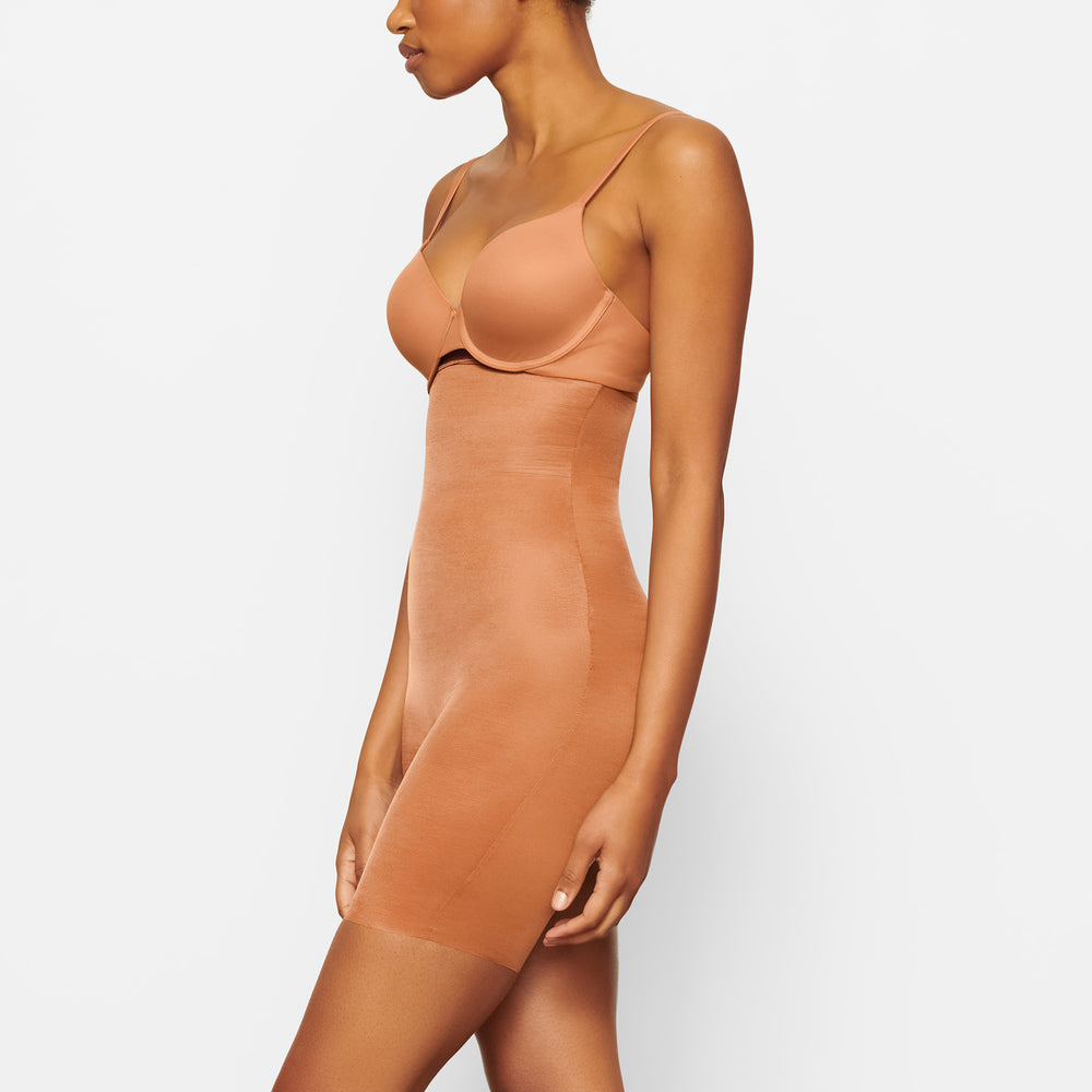 Skims BARELY THERE MID THIGH Korte Broek Abrikoos | UGX-628594