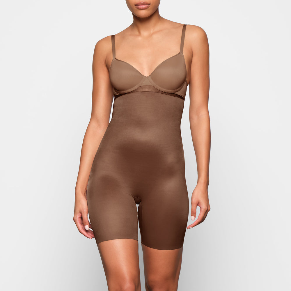 Skims BARELY THERE MID THIGH Korte Broek Bruin | XPL-150673