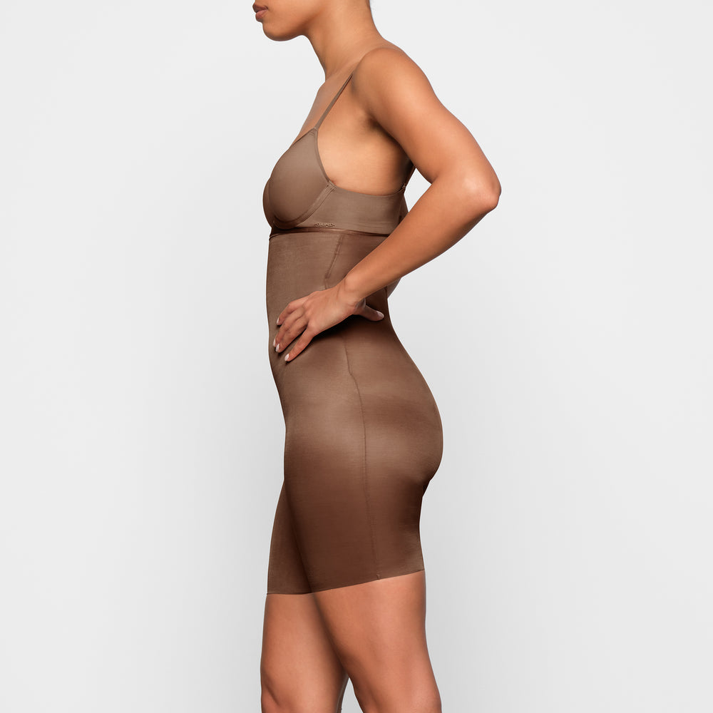 Skims BARELY THERE MID THIGH Korte Broek Bruin | XPL-150673