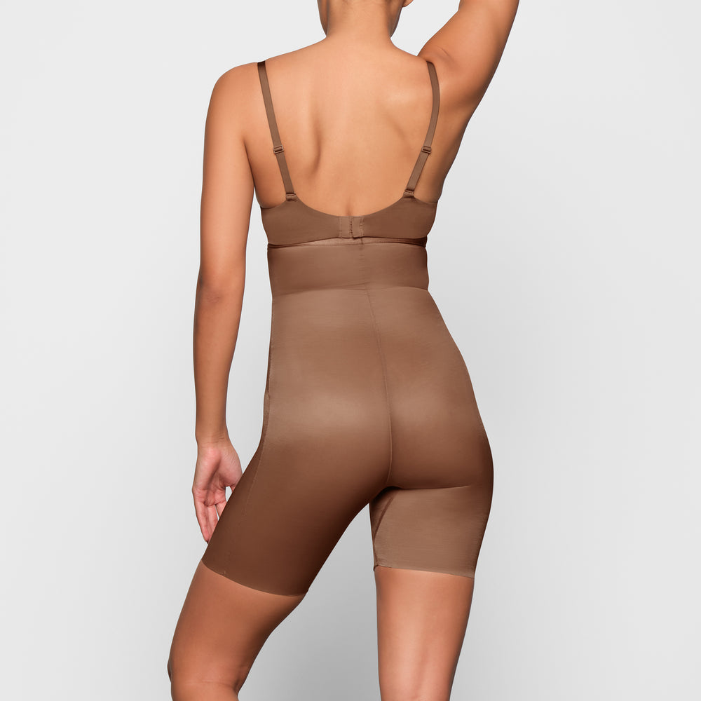 Skims BARELY THERE MID THIGH Korte Broek Bruin | XPL-150673
