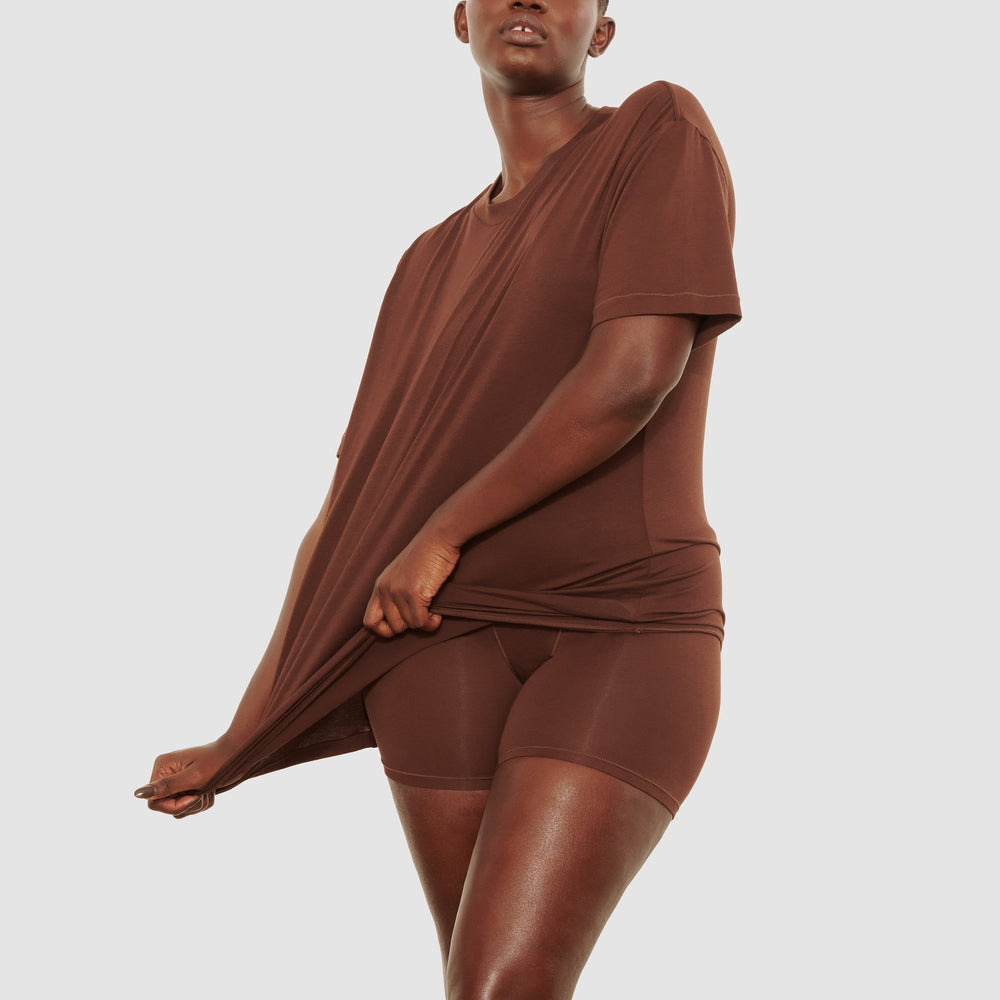 Skims BOYFRIEND T-shirt Chocola | PRW-309468