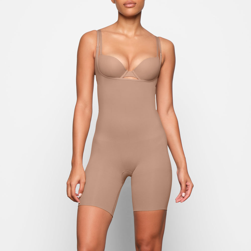 Skims BUTT ENHANCING Open Bust Bodysuit Abrikoos | DKG-619285