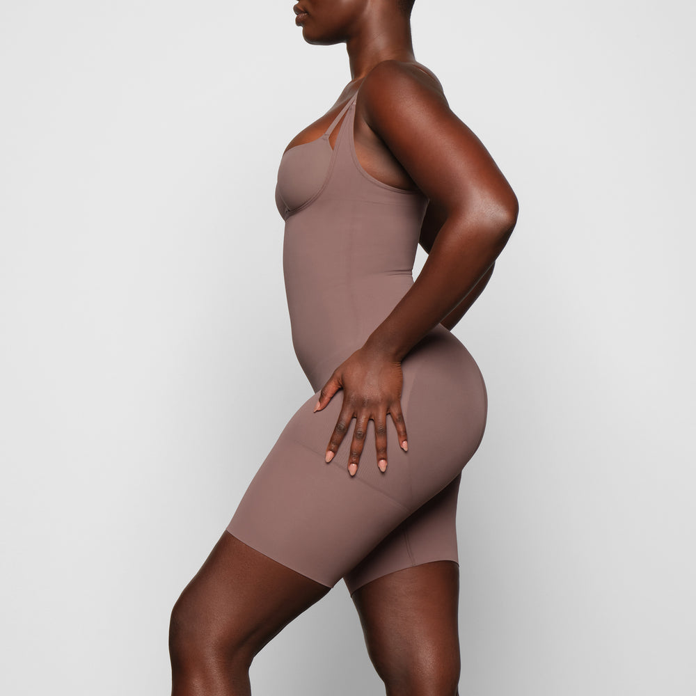 Skims BUTT ENHANCING Open Bust Bodysuit Bruin | VZP-651382