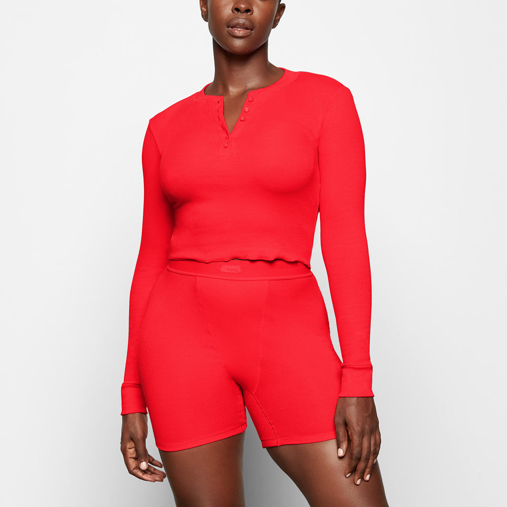 Skims COTTON RIB LONG SLEEVE CROP Henley Rood | YQC-327680