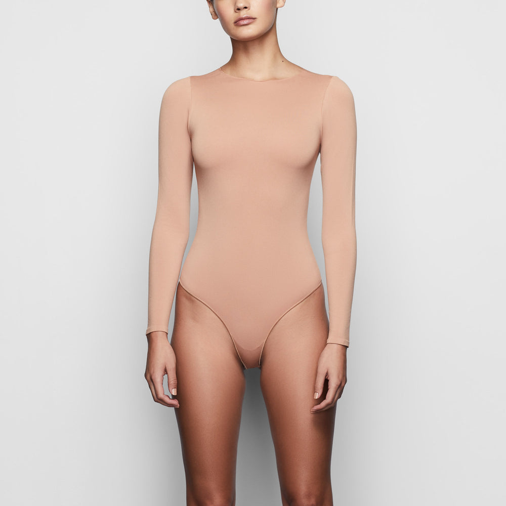 Skims ESSENTIAL CREW NECK Long Sleeve Bodysuit Abrikoos | RXQ-403659