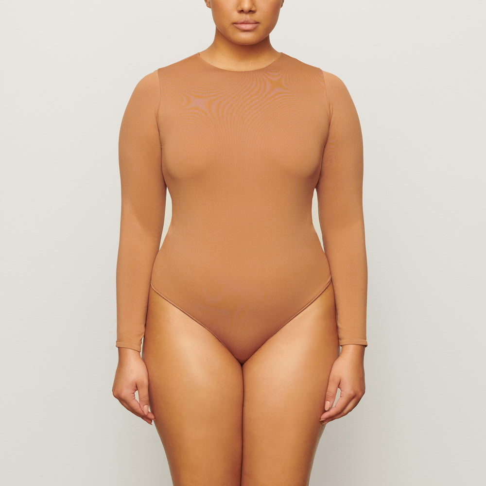 Skims ESSENTIAL CREW NECK Long Sleeve Bodysuit Bruin | YPG-198504