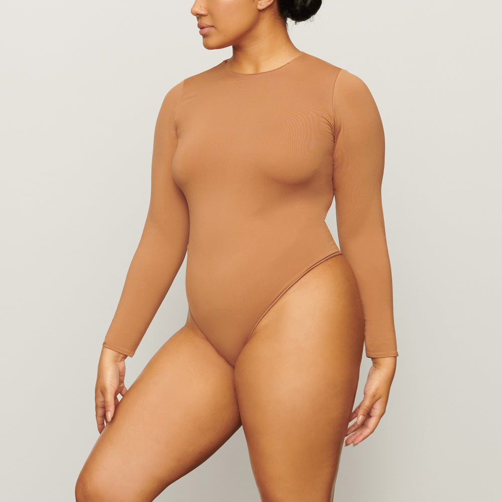 Skims ESSENTIAL CREW NECK Long Sleeve Bodysuit Bruin | YPG-198504