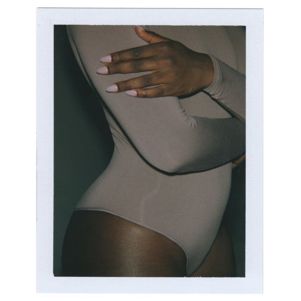 Skims ESSENTIAL CREW NECK Long Sleeve Bodysuit Zwart | YXV-425037