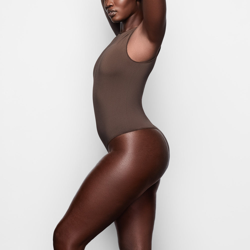 Skims ESSENTIAL CREW NECK Sleeveless Bodysuit Koffie | DRE-271590
