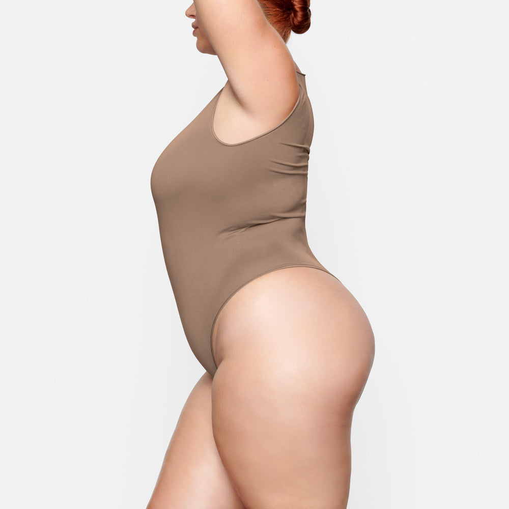 Skims ESSENTIAL CREW NECK Sleeveless Bodysuit Abrikoos | EQV-930621