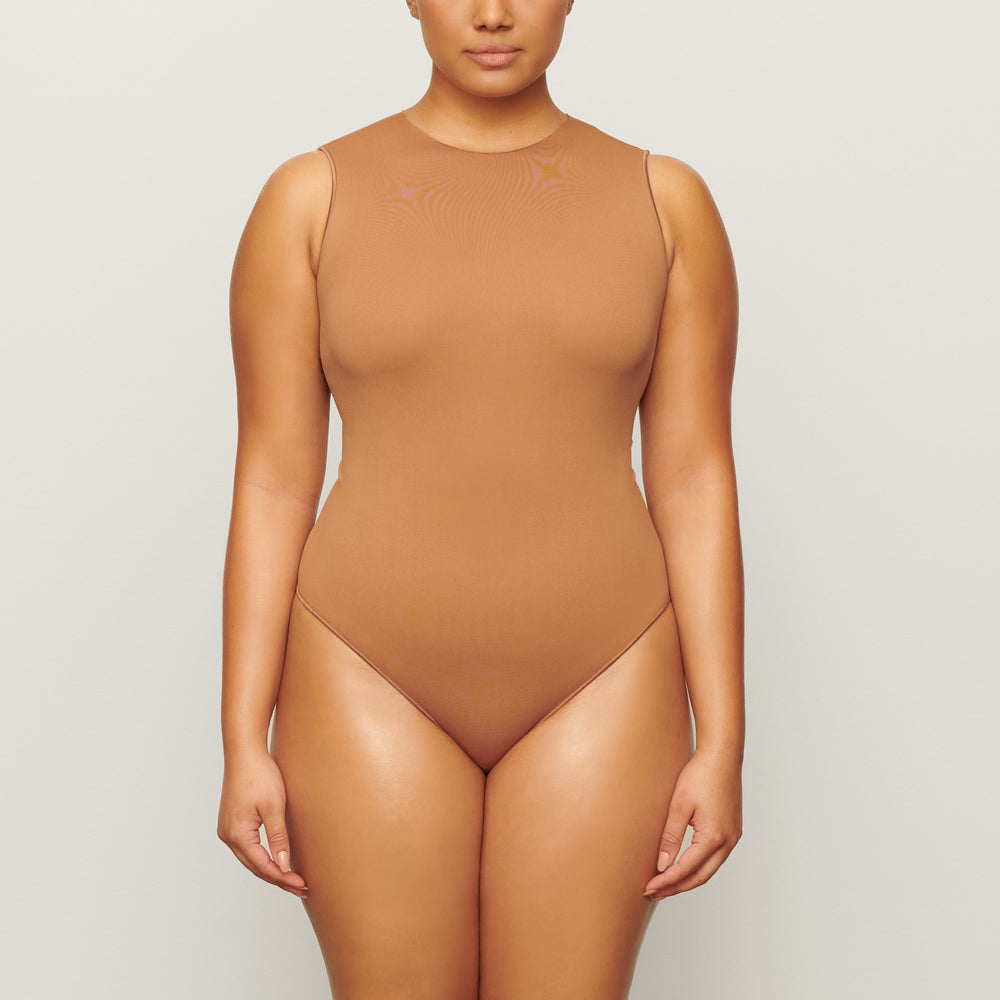 Skims ESSENTIAL CREW NECK Sleeveless Bodysuit Bruin | UTB-159407