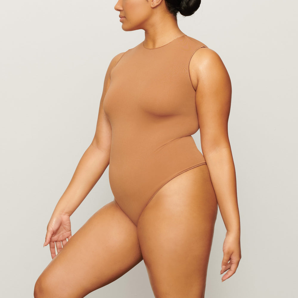 Skims ESSENTIAL CREW NECK Sleeveless Bodysuit Bruin | UTB-159407