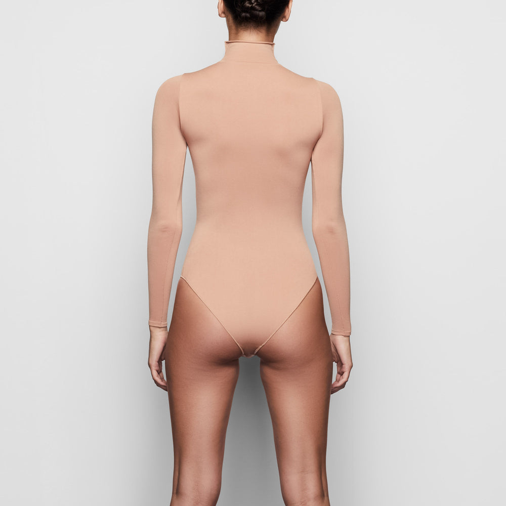 Skims ESSENTIAL MOCK NECK Long Sleeve Bodysuit Abrikoos | QDL-528437