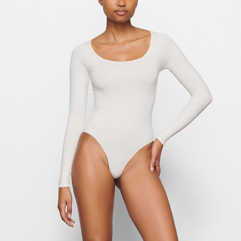 Skims ESSENTIAL SCOOP NECK Long Sleeve Bodysuit Wit | BPN-240139