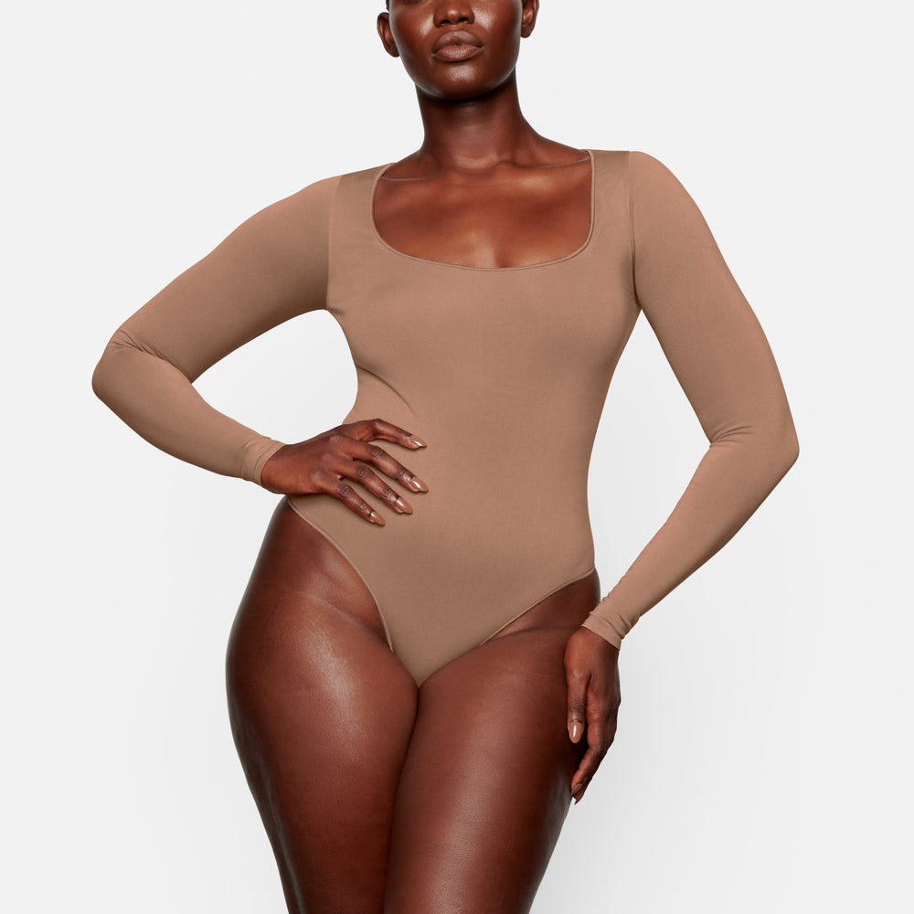 Skims ESSENTIAL SCOOP NECK Long Sleeve Bodysuit Abrikoos | PEW-014962