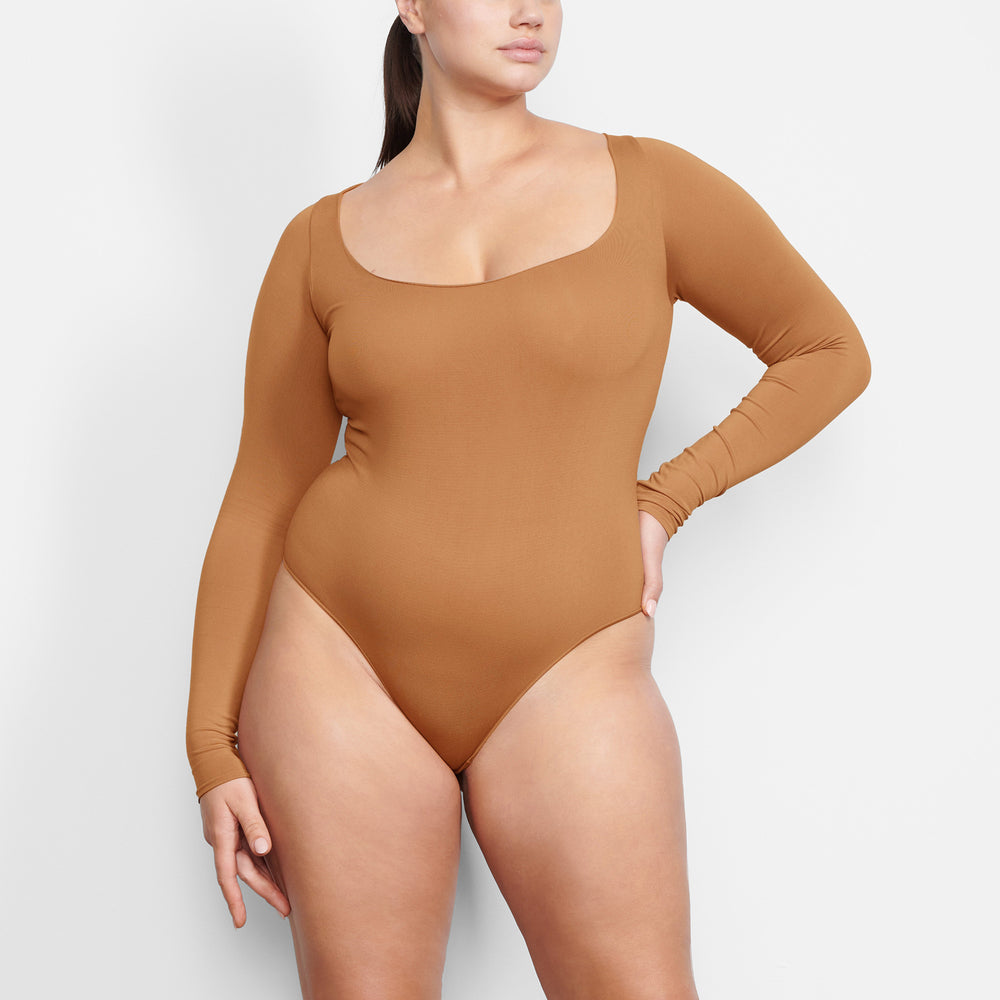 Skims ESSENTIAL SCOOP NECK Long Sleeve Bodysuit Bruin | SWX-609438
