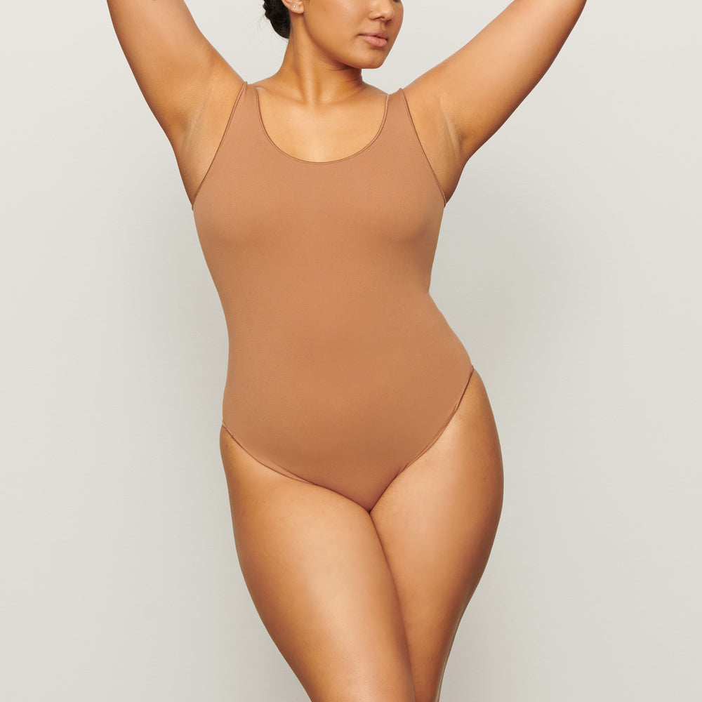 Skims ESSENTIAL Scoop Neck Bodysuit Bruin | GSW-247980