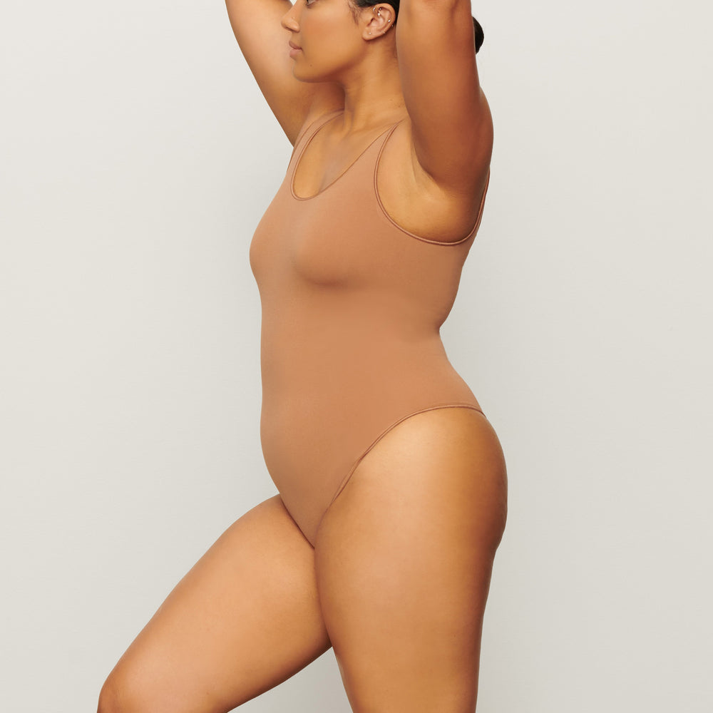 Skims ESSENTIAL Scoop Neck Bodysuit Bruin | GSW-247980