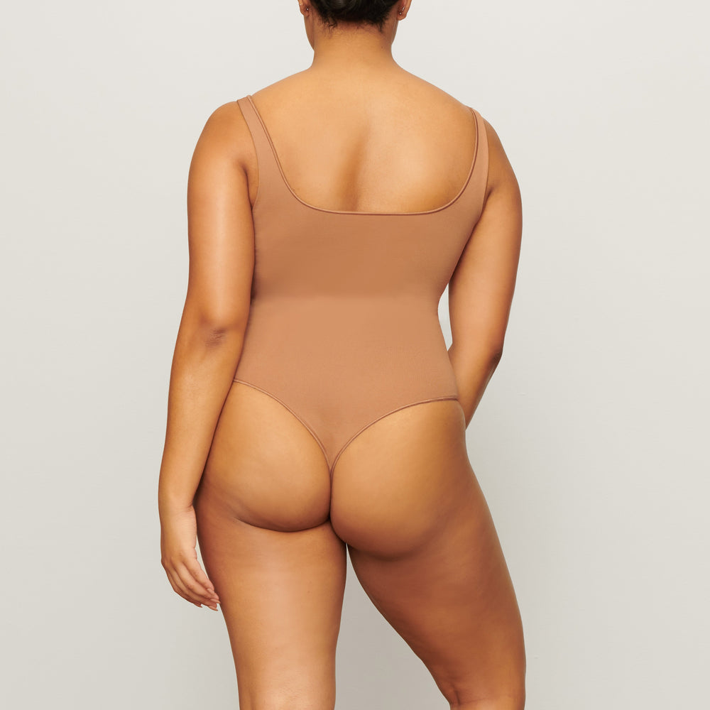 Skims ESSENTIAL Scoop Neck Bodysuit Bruin | GSW-247980