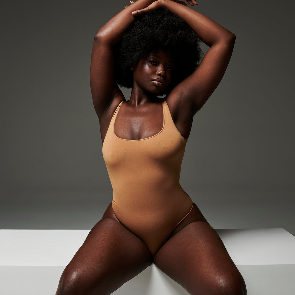 Skims ESSENTIAL Scoop Neck Bodysuit Bruin | GSW-247980