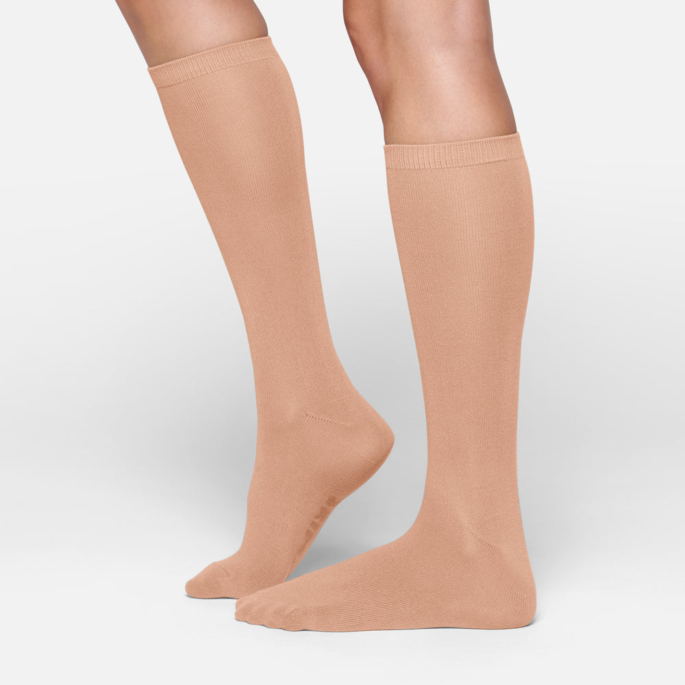 Skims EVERYDAY MID CALF Sokken Beige | DFG-021947