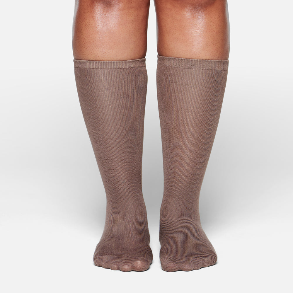 Skims EVERYDAY MID CALF Sokken Bruin | OYD-486935