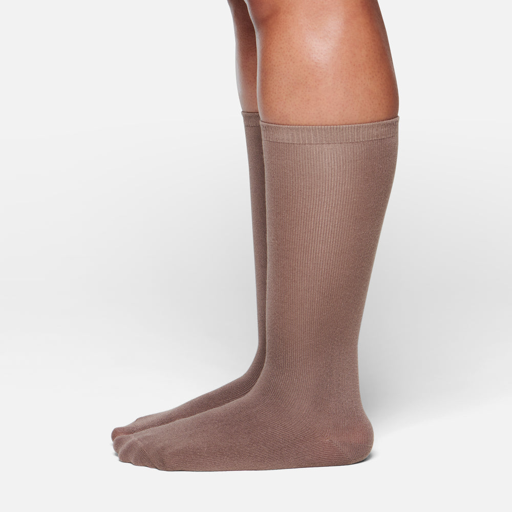 Skims EVERYDAY MID CALF Sokken Bruin | OYD-486935