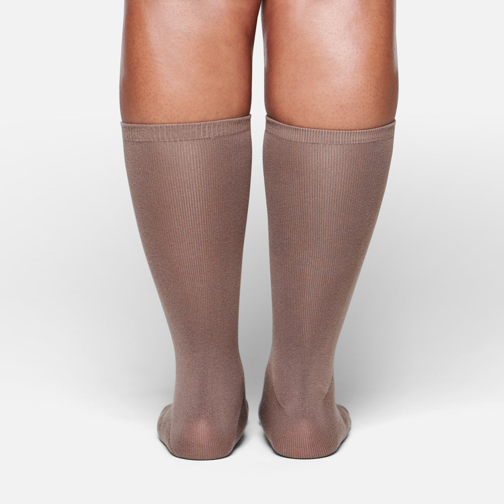 Skims EVERYDAY MID CALF Sokken Bruin | OYD-486935