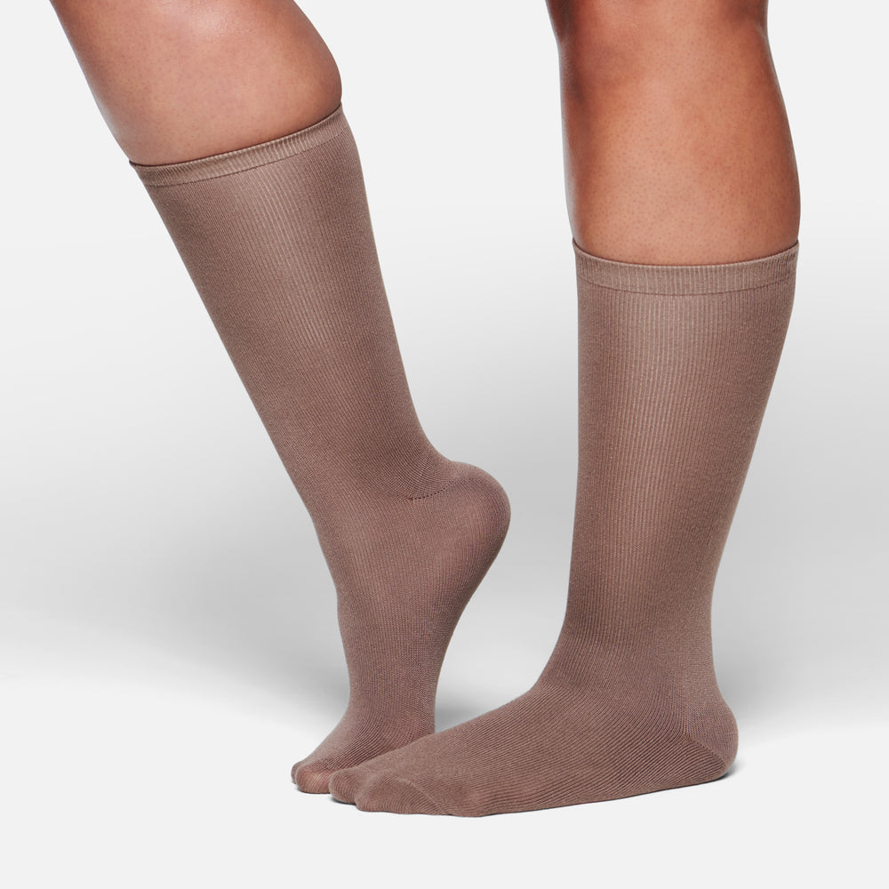 Skims EVERYDAY MID CALF Sokken Bruin | OYD-486935