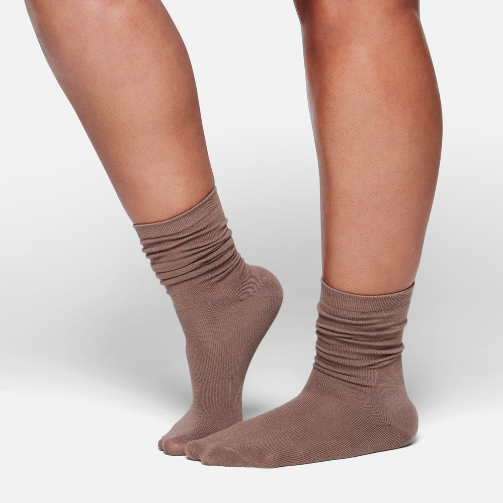 Skims EVERYDAY MID CALF Sokken Bruin | OYD-486935