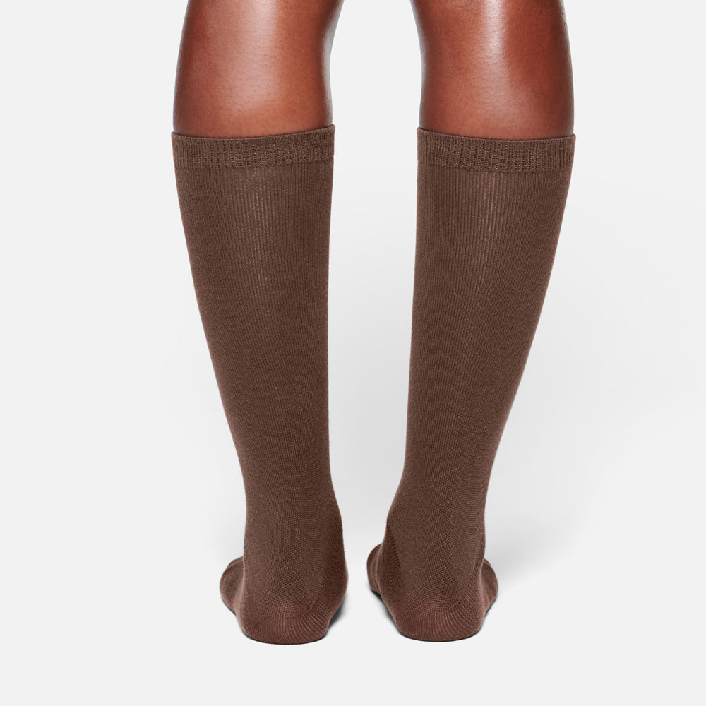 Skims EVERYDAY MID CALF Sokken Chocola | GKE-592364