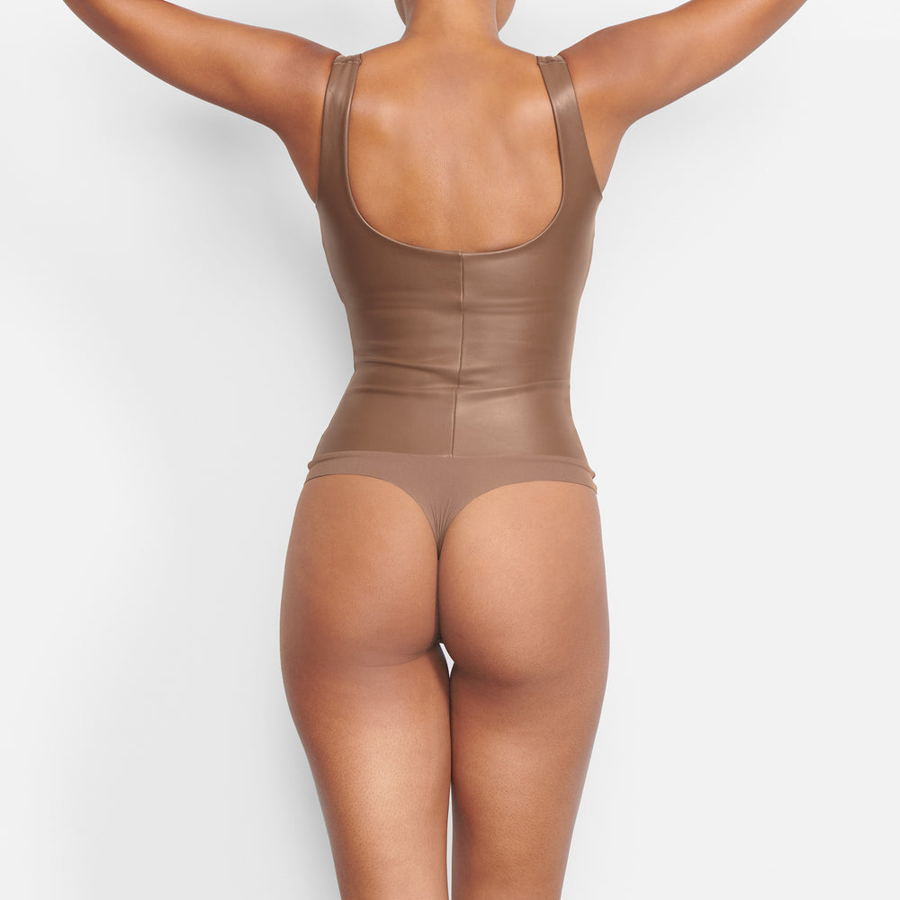 Skims FAUX LEATHER Scoop Neck Bodysuit Bruin | MBU-480256