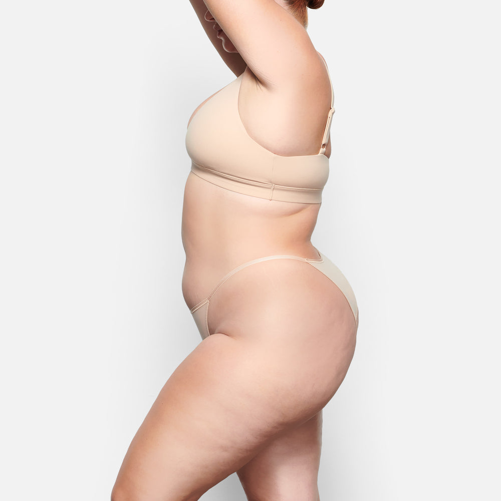 Skims FITS EVERYBODY CHEEKY STRING Bikini Beige | YGN-378651