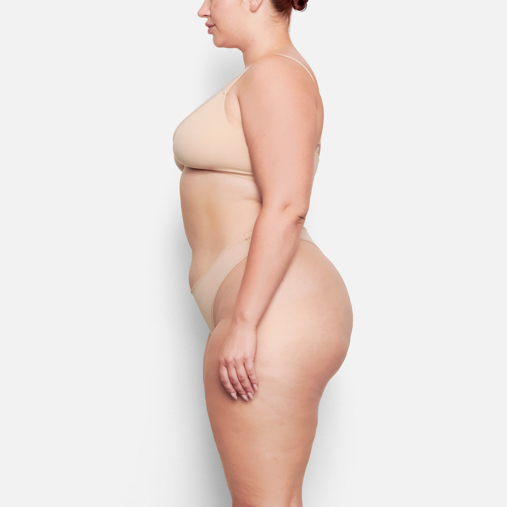 Skims FITS EVERYBODY DIPPED FRONT Thong Beige | FDN-079386