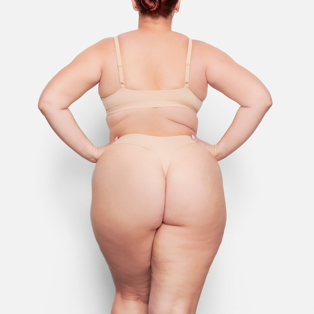 Skims FITS EVERYBODY DIPPED FRONT Thong Beige | FDN-079386