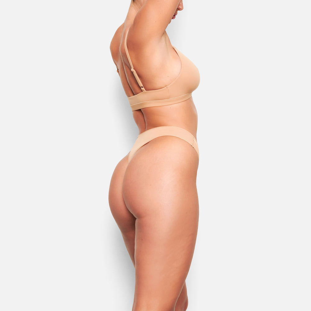 Skims FITS EVERYBODY DIPPED FRONT Thong Beige | NEI-693147