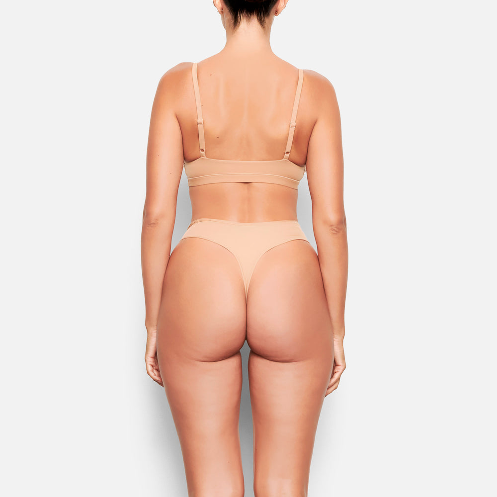 Skims FITS EVERYBODY DIPPED FRONT Thong Beige | NEI-693147