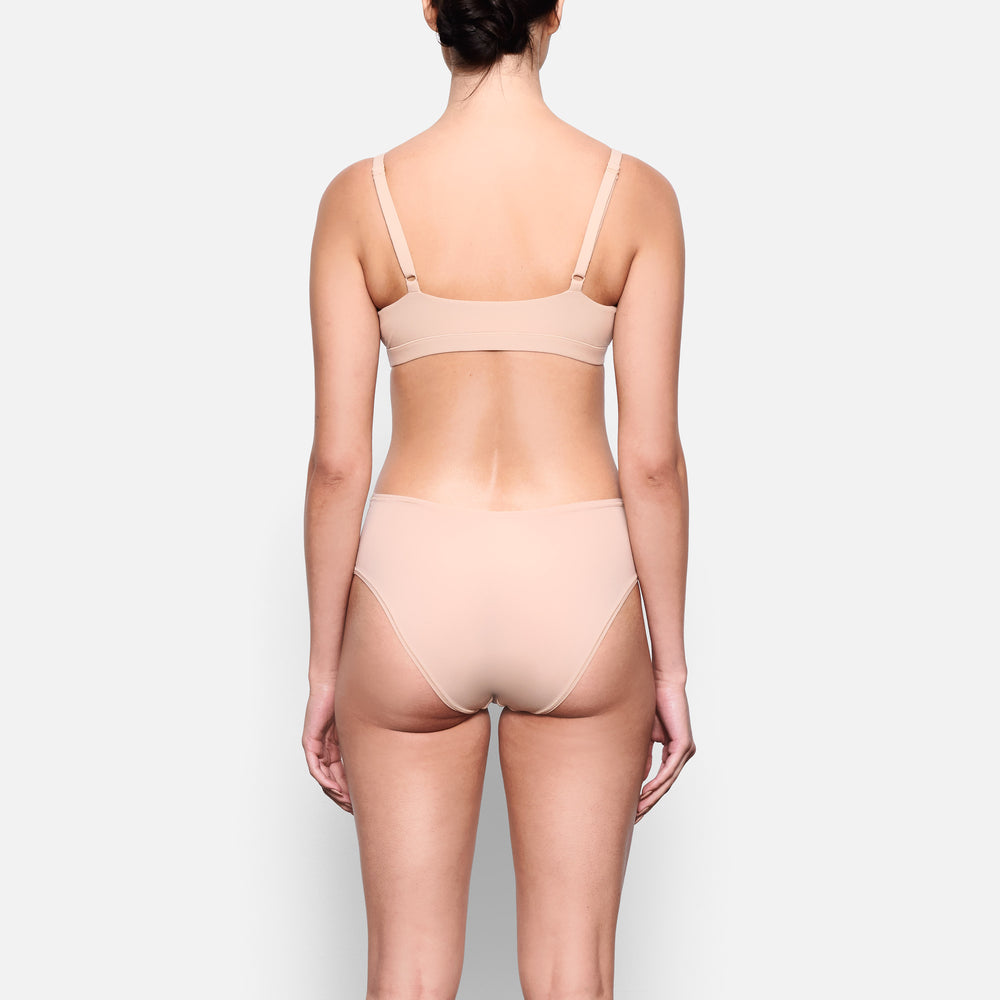 Skims FITS EVERYBODY MID RISE Brief Beige | AVX-238197