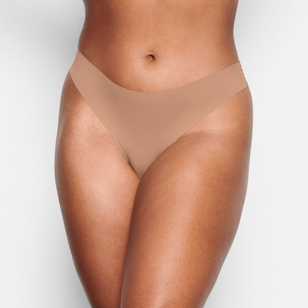 Skims FREE CUT MID WAIST Thong Abrikoos | WQK-803195