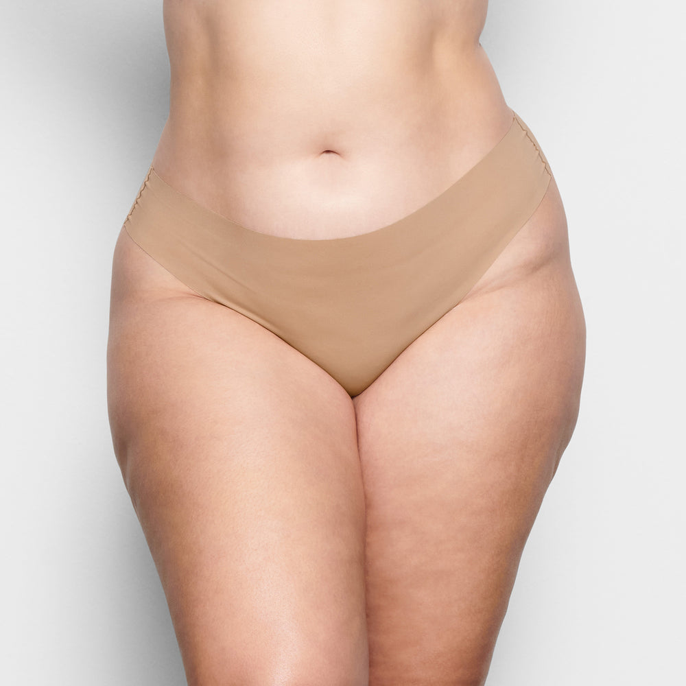 Skims FREE CUT MID WAIST Thong Beige | VNA-729863