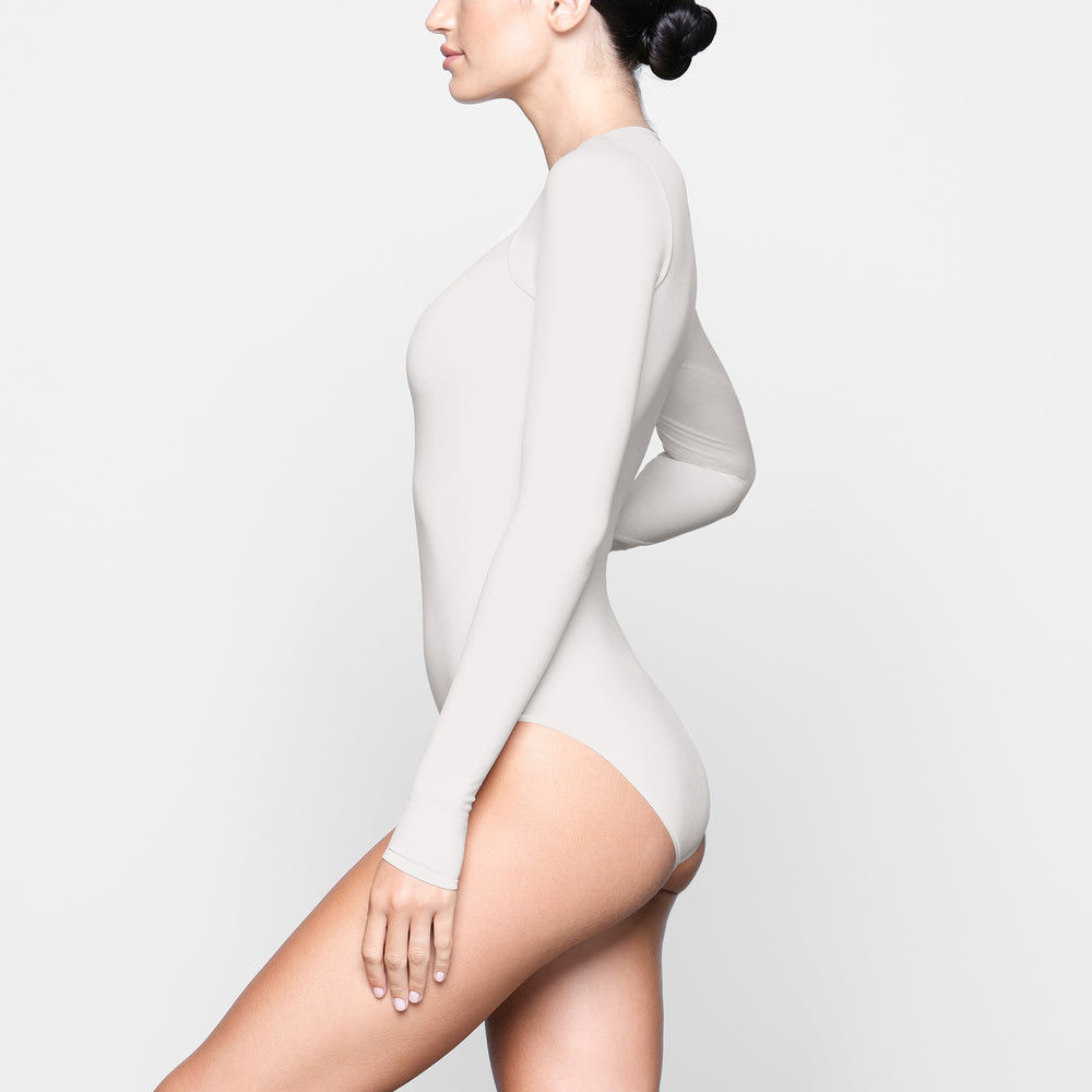 Skims LIGHT ESSENTIAL CREW NECK Long Sleeve Bodysuit Wit | CHG-061478