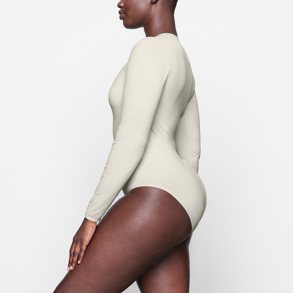 Skims LIGHT ESSENTIAL CREW NECK Long Sleeve Bodysuit Wit | OQK-625870