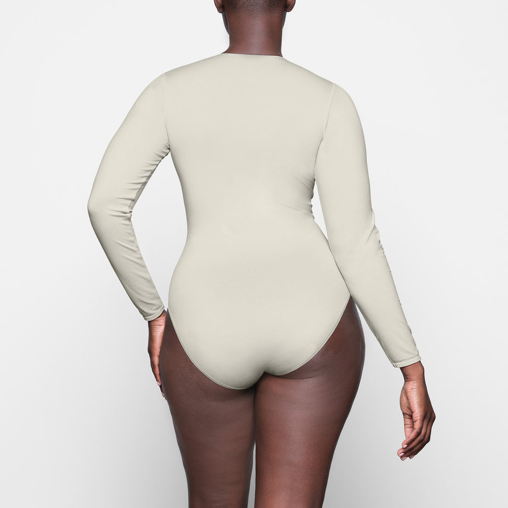 Skims LIGHT ESSENTIAL CREW NECK Long Sleeve Bodysuit Wit | OQK-625870