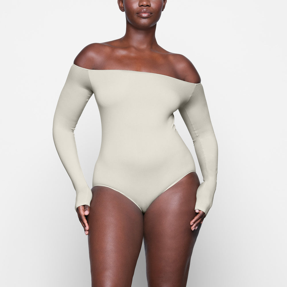 Skims LIGHT ESSENTIAL Off The Shoulder Bodysuit Wit | DCS-105623