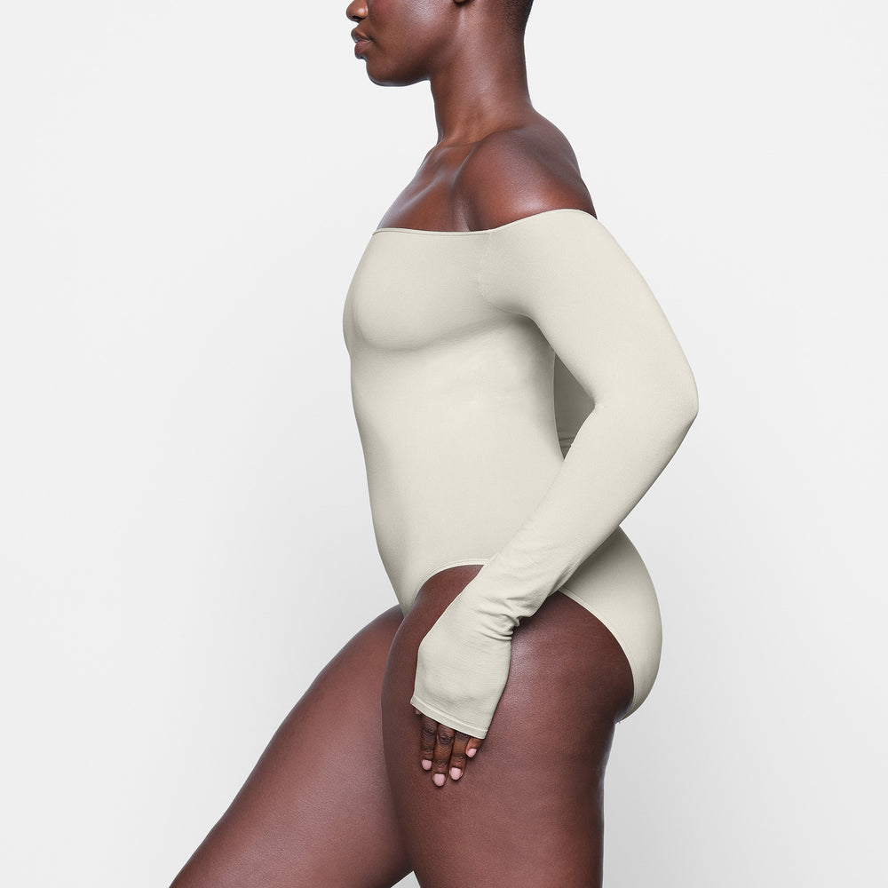 Skims LIGHT ESSENTIAL Off The Shoulder Bodysuit Wit | DCS-105623