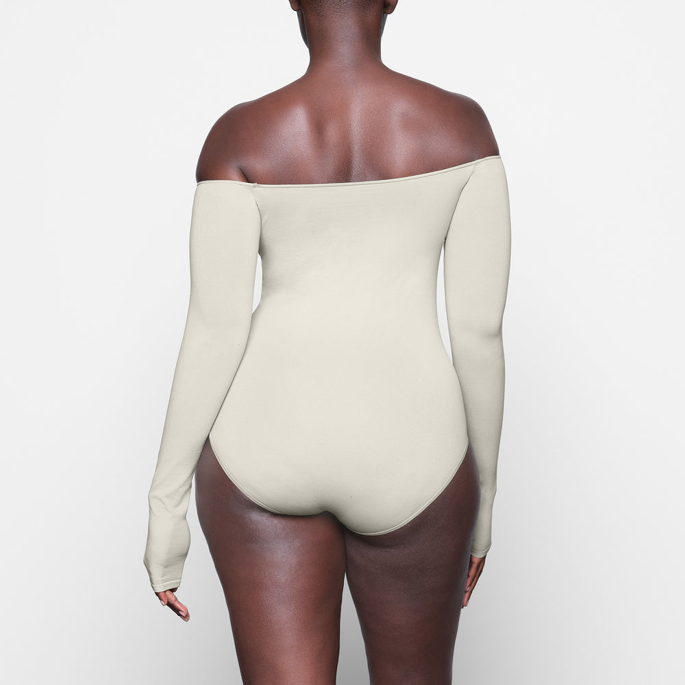 Skims LIGHT ESSENTIAL Off The Shoulder Bodysuit Wit | DCS-105623