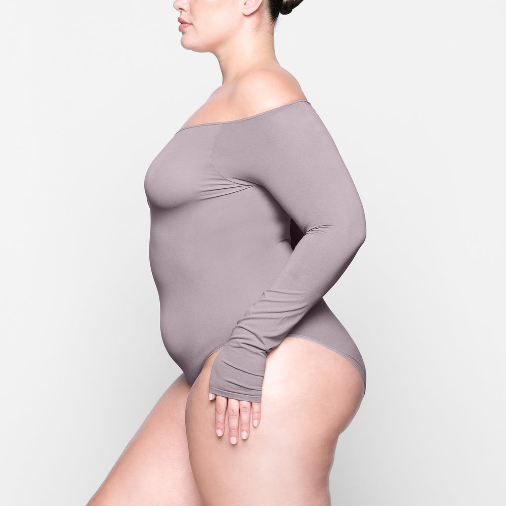 Skims LIGHT ESSENTIAL Off The Shoulder Bodysuit Lavendel | TFV-713204